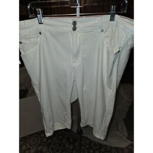 Gogo Bermuda Shorts Mid Rise Size 2 XL Lots Of Stretch. 19"-24" Waist, 10" Rise,